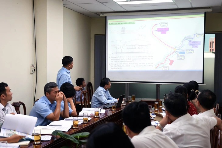 Đại diện đơn vị tư vấn trình bày phương án kết nối tuyến metro số 1 TP.HCM (Bến Thành - Suối Tiên) kéo dài đến depot ở xã Hố Nai 3, huyện Trảng Bom, Đồng Nai - Ảnh: A LỘC
