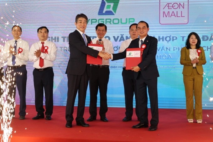 Đại diện Aeon Mall trao quyết định hợp tác với Tập đoàn Việt Phát xây dựng cùng xây dựng trung tâm thương mại, văn phòng cho thuê tại Đồng Nai sáng 10/1. Ảnh: Phước Tuấn